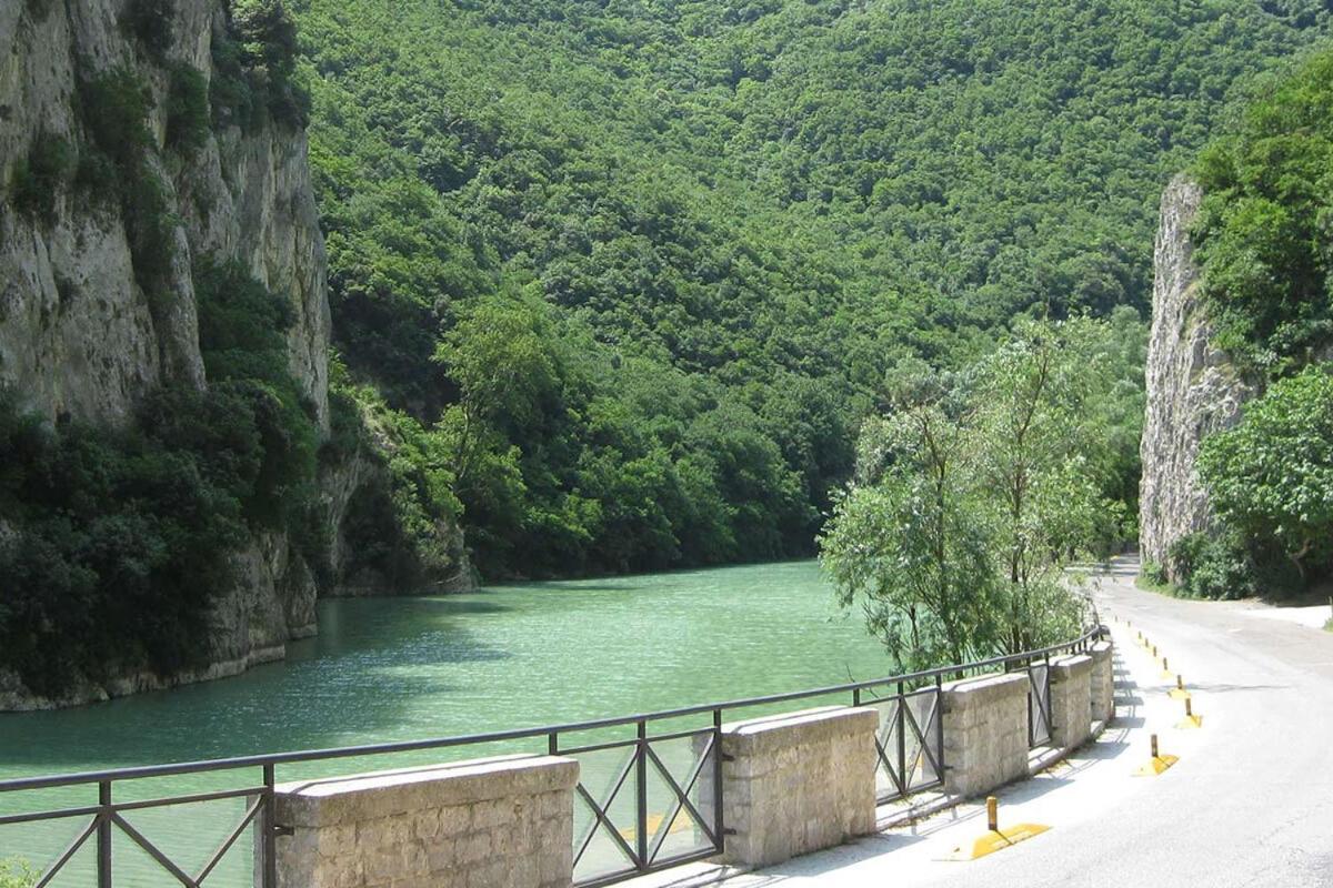 La Finestra Sul Fiume Bed & Breakfast Фосомброне Екстериор снимка